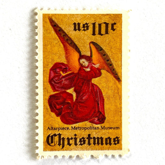 Image of 1974 Traditional Christmas “Angel Altarpiece” 10-cent stamps. Scott #1550. Stamp Themes: Christmas, Holidays, Religious, Altar, Angel, Angel Wings, The Met, Metropolitan Museum of Art, NYC, New York. Red, gold postage stamp.