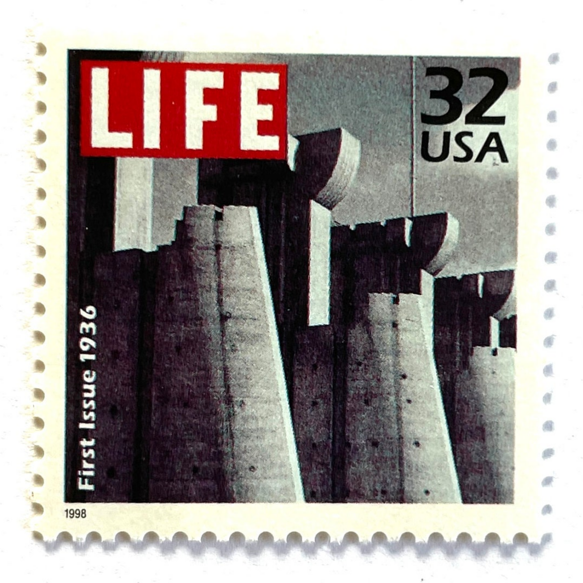 Image of 1998 Celebrate the Century — 1930s 1st Issue Life Magazine 32 cent stamps. Scott #3185c. Stamp themes: Life Magazine, Architecture, First Magazine Cover, 1936. Black and white postage stamp.